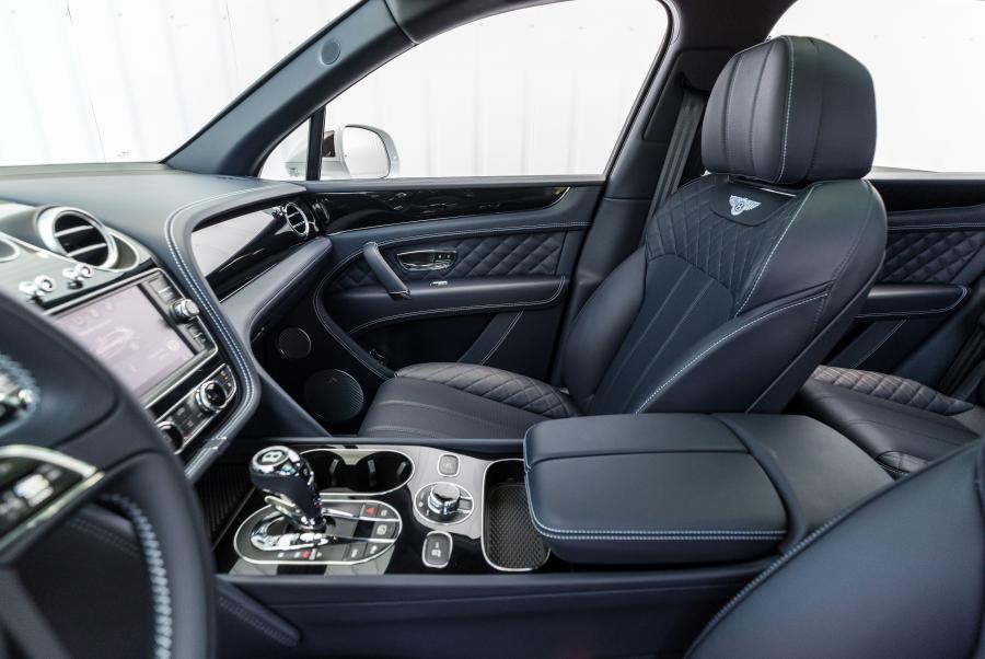Интерьер Bentley Bentayga V8 2018 года  (NA) (фото 3 из 22)